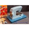 Image 4 : Vintage Debutant Little Betty Toy Sewing Machine