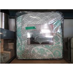 New Queen Size 8 Piece Bed in a Bag - Green