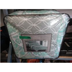 New Queen Size 8 Piece Bed in a Bag - Green