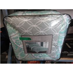 New Queen Size 8 Piece Bed in a Bag - Green