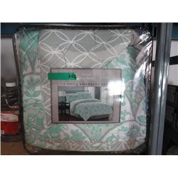 New Queen Size 8 Piece Bed in a Bag - Green
