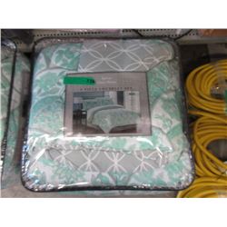 New Queen Size 8 Piece Bed in a Bag - Green