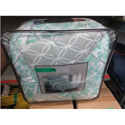 New Queen Size 8 Piece Bed in a Bag - Green