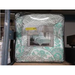 New Queen Size 8 Piece Bed in a Bag - Green