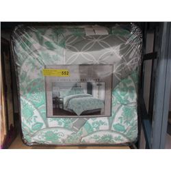 New Queen Size 8 Piece Bed in Bag - Green