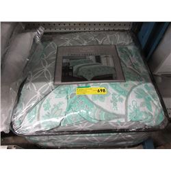 New Queen Size 8 Piece Bed in a Bag - Green