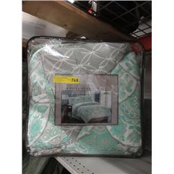 New Queen Size 8 Piece Bed in a Bag - Green
