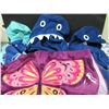 Image 1 : 4 After shower Kids Towels with Hoods / 2 blue ones are Sharks