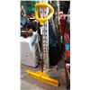 Image 1 : GARANT SNOW SHOVEL