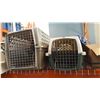 Image 2 : 2 PET KENNELS AND DOG STEP