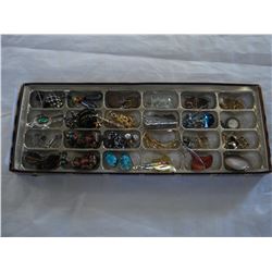 TRAY OF VARIOUS JEWELLRY