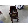 Image 2 : MAHOGANY QUEEN ANNE MAGAZINE RACK