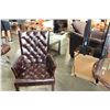 Image 2 : BROWN LEATHER TUFTED ACCENT CHAIR
