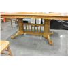 Image 2 : OAK TABLE W/ 5 CHAIRS AND 2 LEAVES