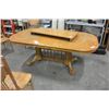 Image 3 : OAK TABLE W/ 5 CHAIRS AND 2 LEAVES