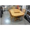 Image 5 : OAK TABLE W/ 5 CHAIRS AND 2 LEAVES