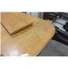 Image 7 : OAK TABLE W/ 5 CHAIRS AND 2 LEAVES