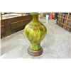 Image 3 : RETRO GREEN AND YELLOW 4FT LAMP W/ SHADE