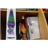 Image 1 : 2 LAVA LAMPS AND LIGHT FIXTURE