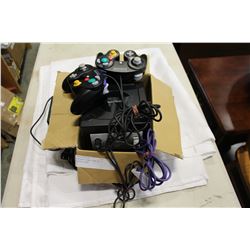 NINTENDO GAME CUBE W/ 2 CONTROLLERS