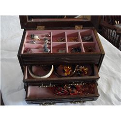 JEWELLRY BOX WITH CONTENTS