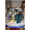 Image 1 : TOTE OF COLLECTIBLES