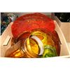 Image 3 : 2 BOXES OF GREEN AND AMBER GLASSWARE