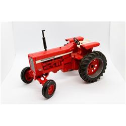 IH 826 Foxfire Farm Ertl Has Box