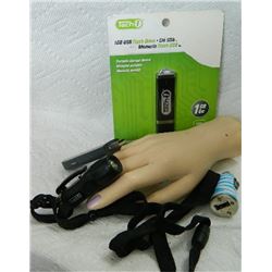 NEW PORTABLE FLASH DRIVE (1GIG) - USB CAR PLUG IN & FLASHLIGHT