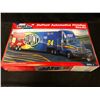 Image 2 : MONOGRAM 1:32 SCALE DUPONT AUTOMOTIVE FINISHES RACE-RIG UNASSEMBLED MODEL KIT