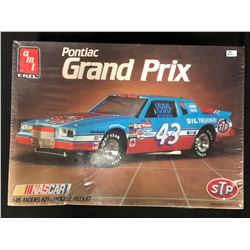 AMT/ERTL 1:16 SCALE PONTIAC GRAND PRIX UNASSEMBLED MODEL KIT