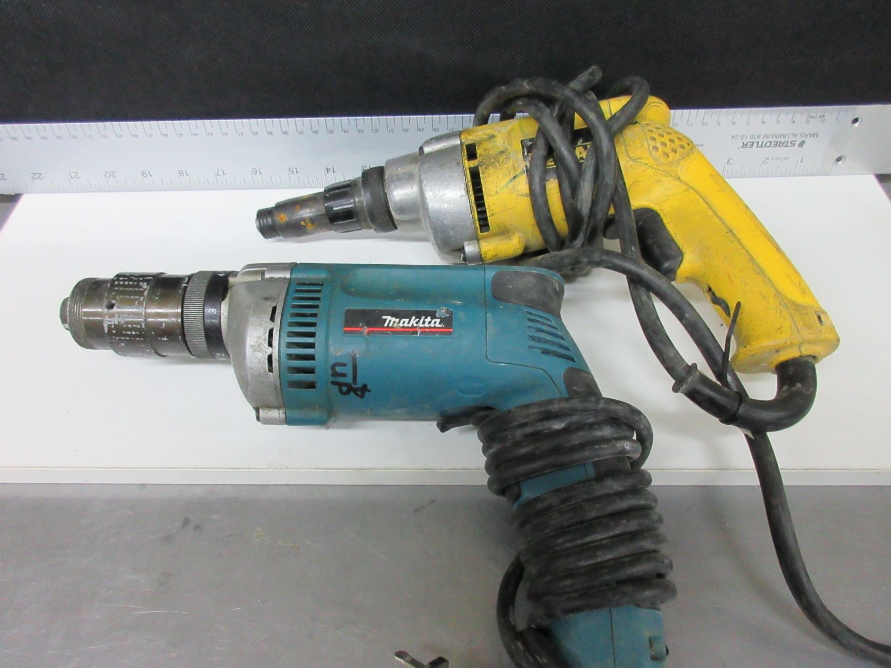 Makita & DeWalt 1/4" Deck Screw Guns both work Excellent