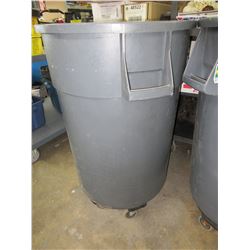 Large Brute 44 gallon Garbage can/container on removeable wheeled dolly