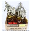 Image 1 : 4 LEATHER WRAPPED GLASSES WITH 2 SOLDIER FIGURINES