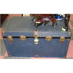 BLUE TRUNK 21"X40"21" - NO KEY.