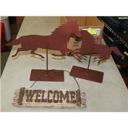 2 METAL HORSE ORNAMENTS WITH WOOD WELCOME SIGN
