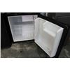 Image 3 : BLACK MINI INSIGNIA BAR FRIDGE