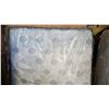 Image 1 : KINGSIZE PILLOW TOP SIMMONS COURTYARD MATTRESS