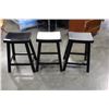 Image 2 : 3 BLACK STOOLS