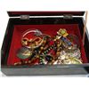 Image 2 : LACQUER JEWELRY BOX WITH JEWELRY