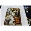 Image 1 : BOX AND 2 TRAYS OF VINTAGE COLLECTIBLES