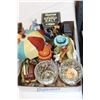 Image 4 : BOX AND 2 TRAYS OF VINTAGE COLLECTIBLES