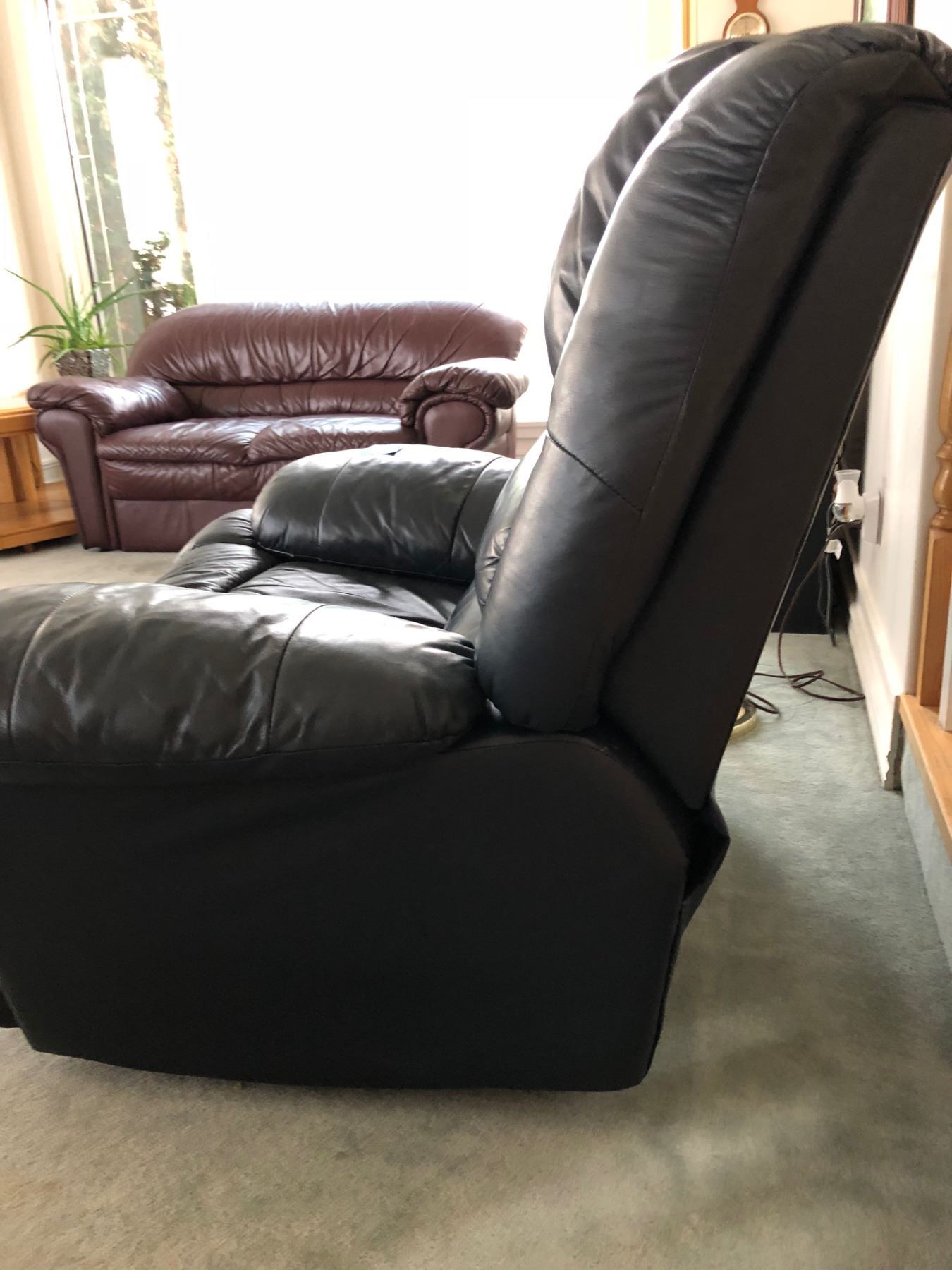Navy Blue Leather Recliner (Excellent Condition)