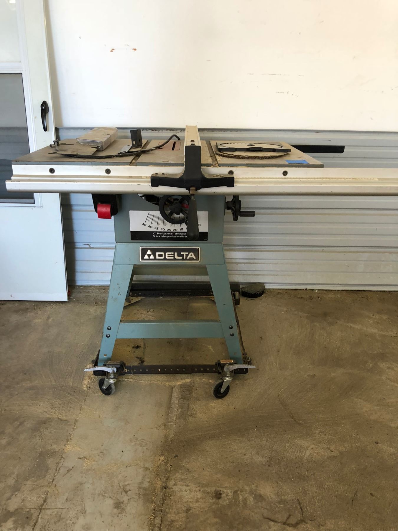 Delta 10" Professional Table Saw on Rollers & Extra Blades