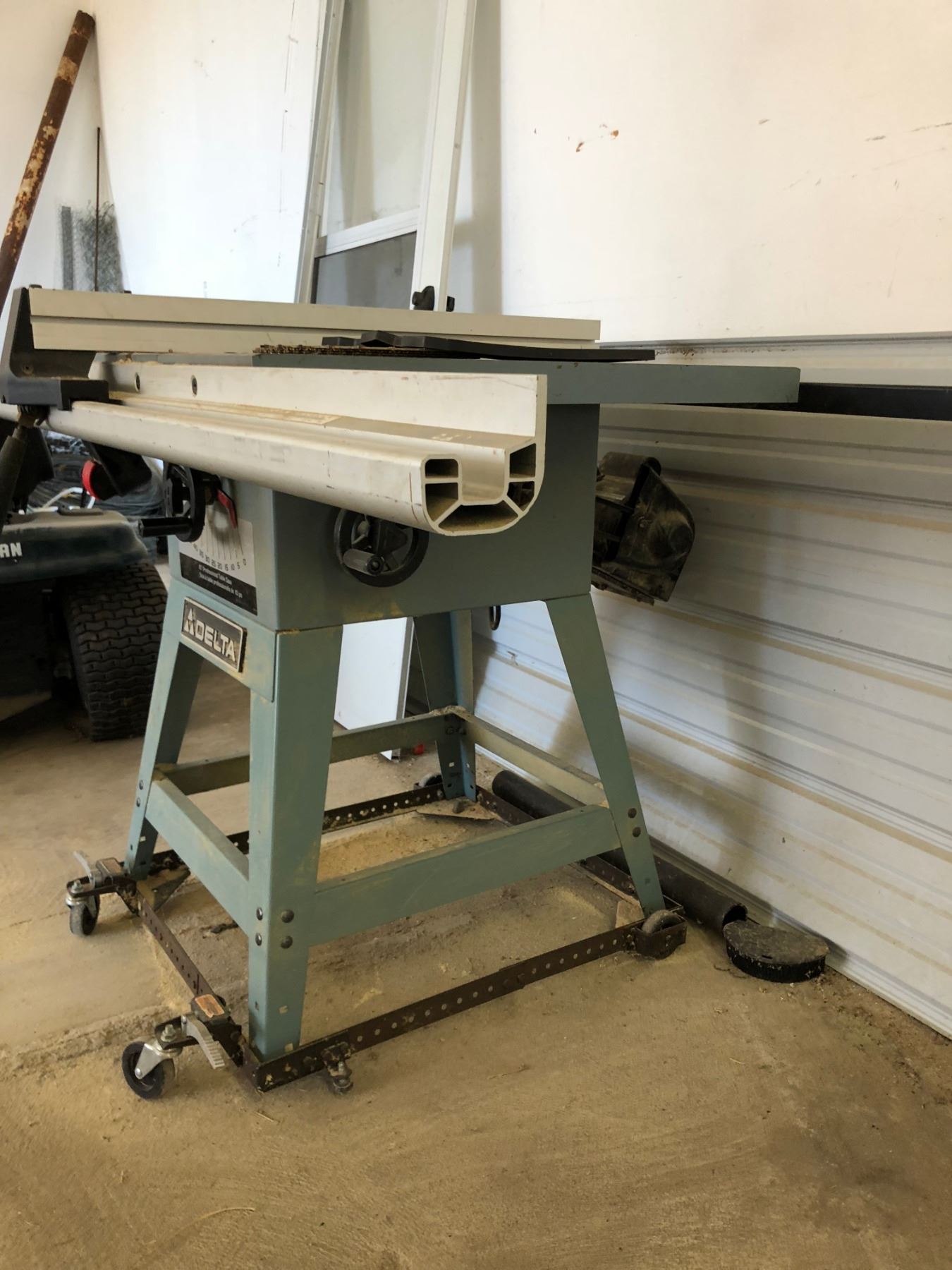Delta 10" Professional Table Saw on Rollers & Extra Blades