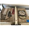 Image 5 : Delta 10" Professional Table Saw on Rollers & Extra Blades