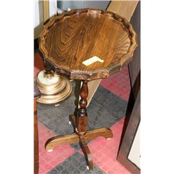 SMALL OAK TABLE 19' WIDE 24' TALL