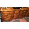 Image 3 : 2PC BEDROOM WOOD DRESSER SET QUEEN ANNE