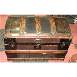 VINTAGE HUMPBACK TRAVEL TRUNK