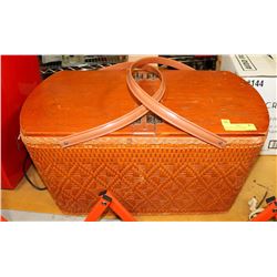 VINTAGE PICNIC BASKET INCLUDES S&P SHAKERS